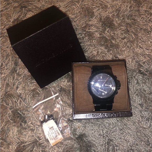 Michael Kors Dylan watch - Picture 3 of 3